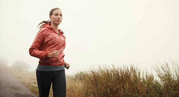 Quels sont les conseils pour choisir des vêtements adaptés pour une pratique du running en hiver ?